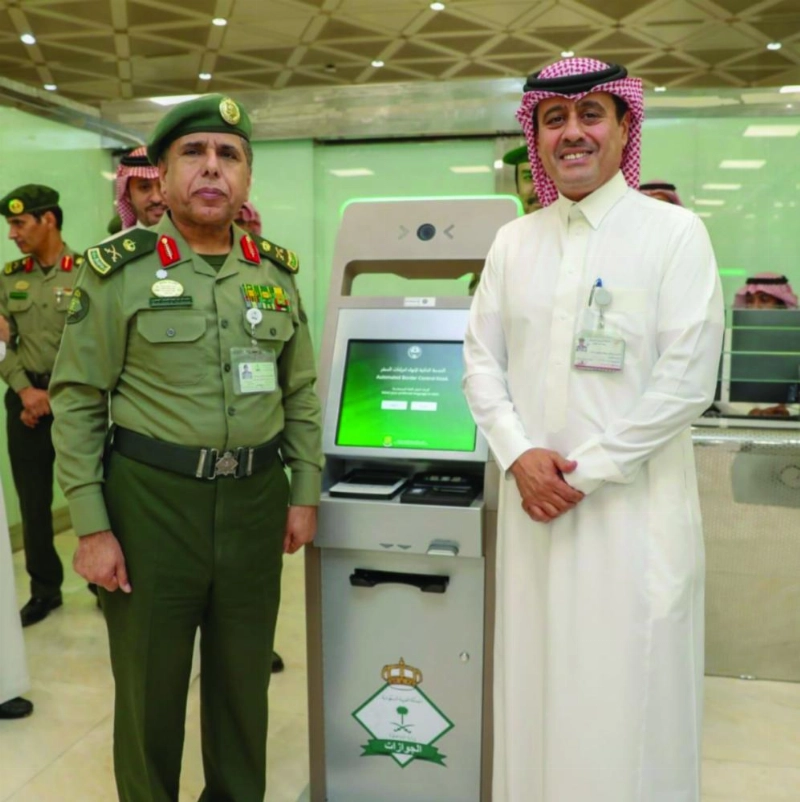 اليحيى خلال تشغيل الأجهزة الذاتية في المطار (واس)