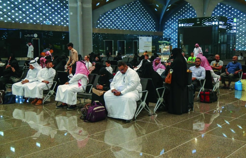 مسافرون في الصالة (ياسر بخش)