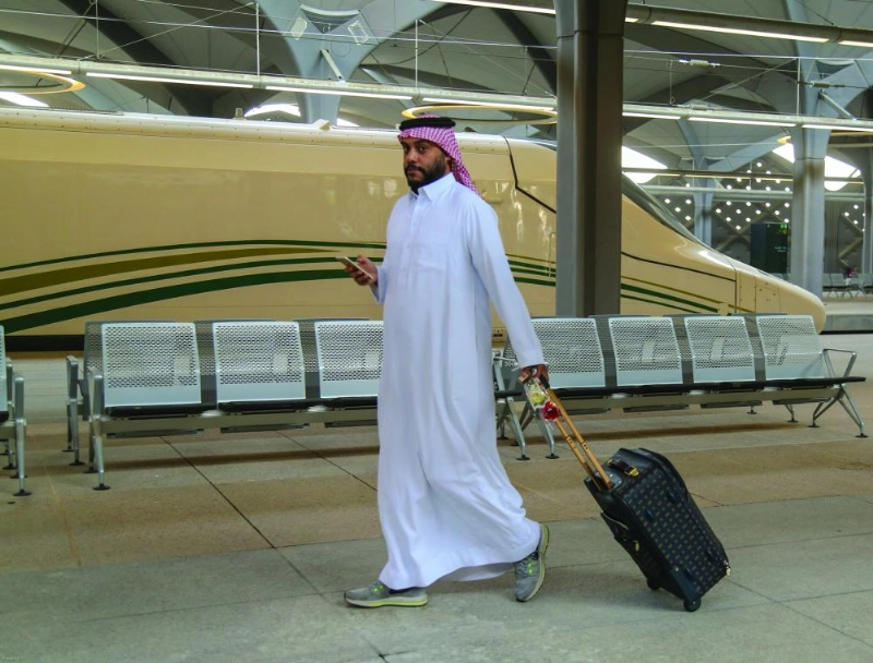 أحد المسافرين يستعد للصعود إلى القطار