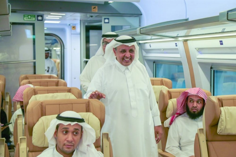 الرميح أثناء تفقده لأول رحلة (ياسر بخش)