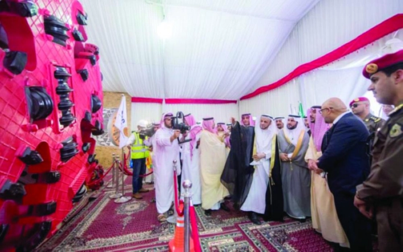 أمير القصيم يطلع على آلة حفر الأنفاق خلال افتتاح المؤتمر (مكة)