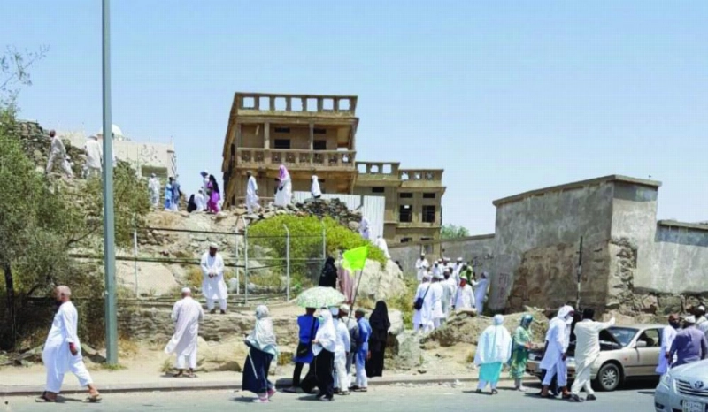 زوار يحاولون الوصول لموقع تاريخي بالطائف (مكة)
