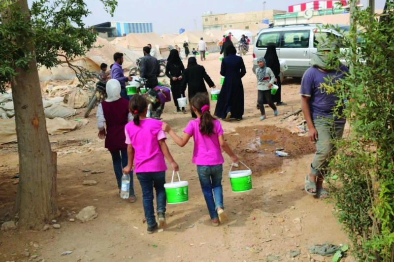 أطفال يحملون وجبات ساخنة من مركز الملك سلمان للإغاثة (واس)