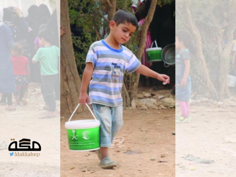 طفل يحمل وجبة ساخنة من المركز (واس)