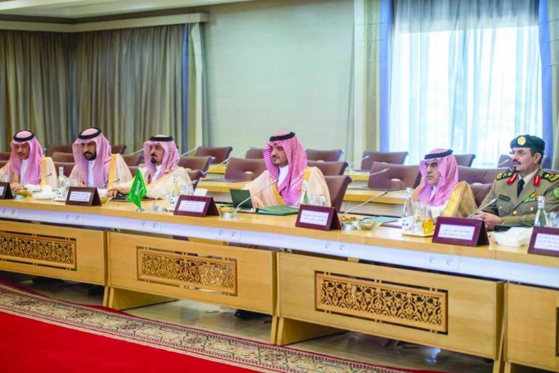 عبدالعزيز بن سعود خلال اللقاء (واس)