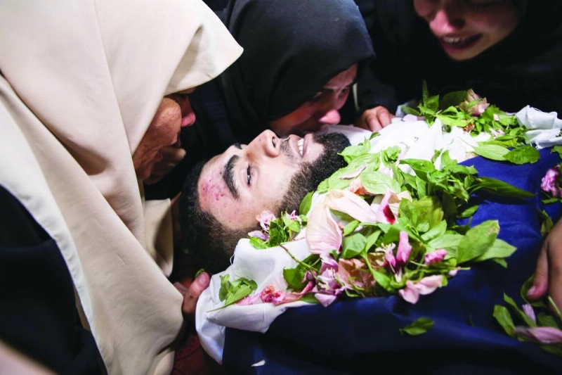 تشييع أحد شهداء فلسطين (د ب أ)