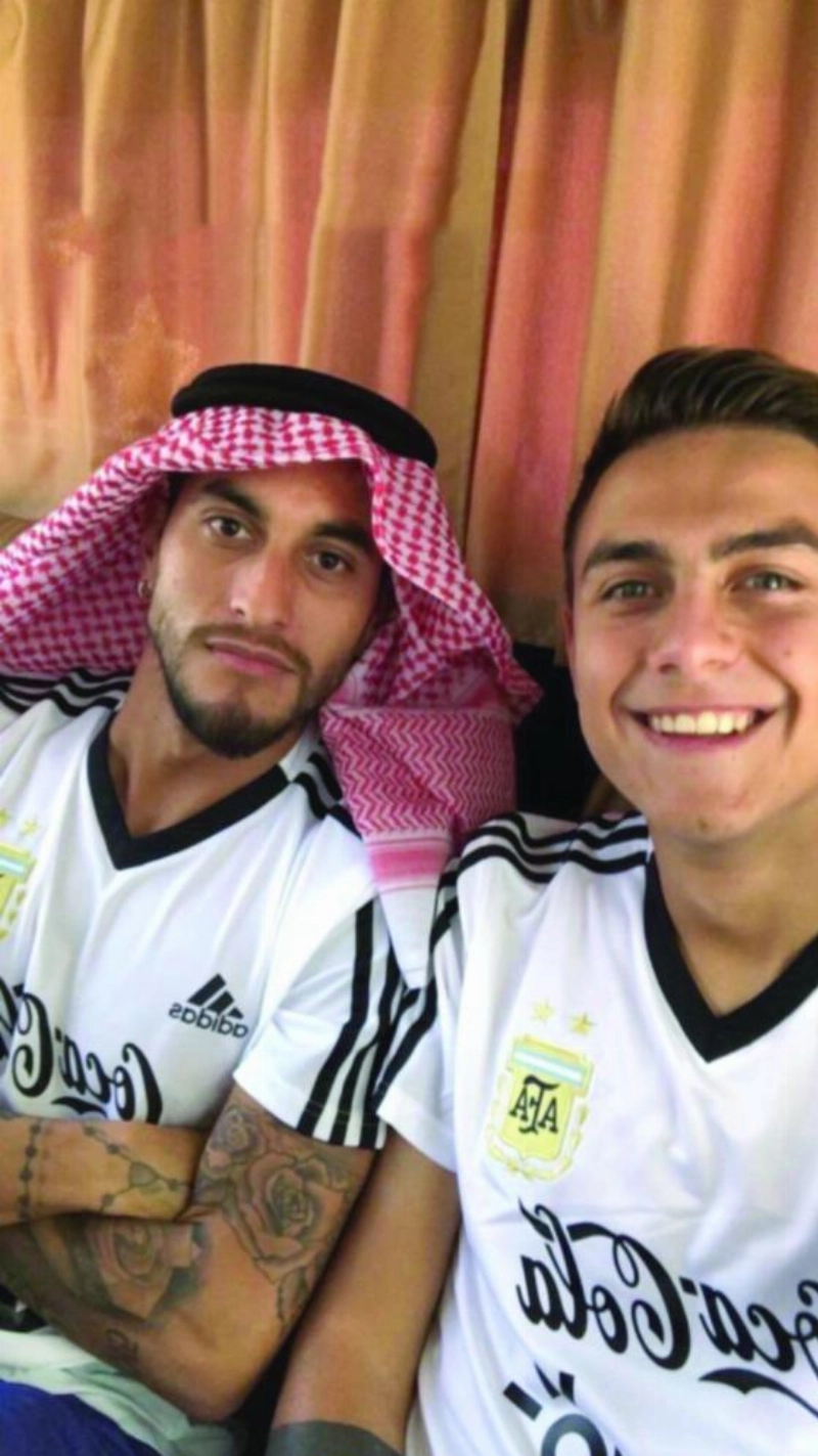ديبالا ملتقطا صورة بجانب زميله جيوفاني