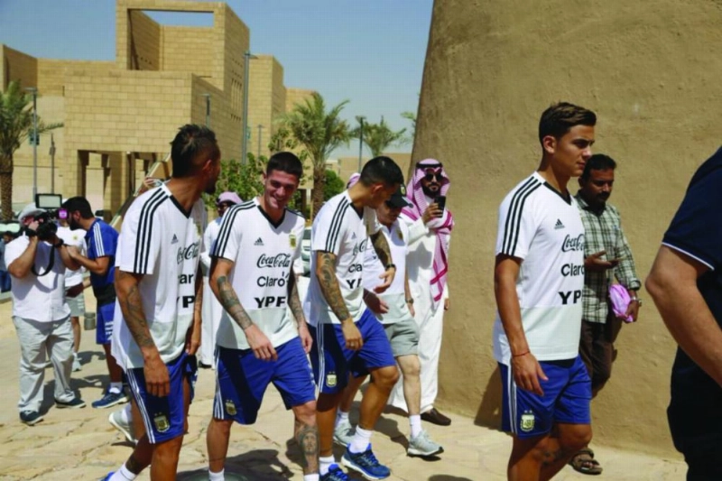 من زيارة المنتخب الأرجنتيني لقصر المصمك (مكة)