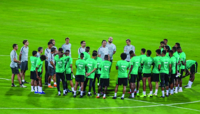 بيتزي محيطا اللاعبين بأخطاء مباراة البرازيل (الاتحاد السعودي)