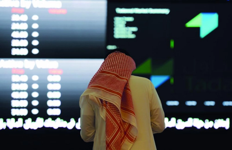 مستثمر يتابع شاشة الأسهم (مكة)