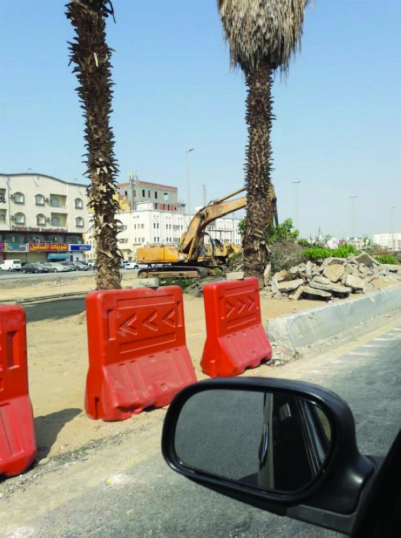 معدات الأمانة خلال إزالة الأشجار على طريق الأربعين (مكة)