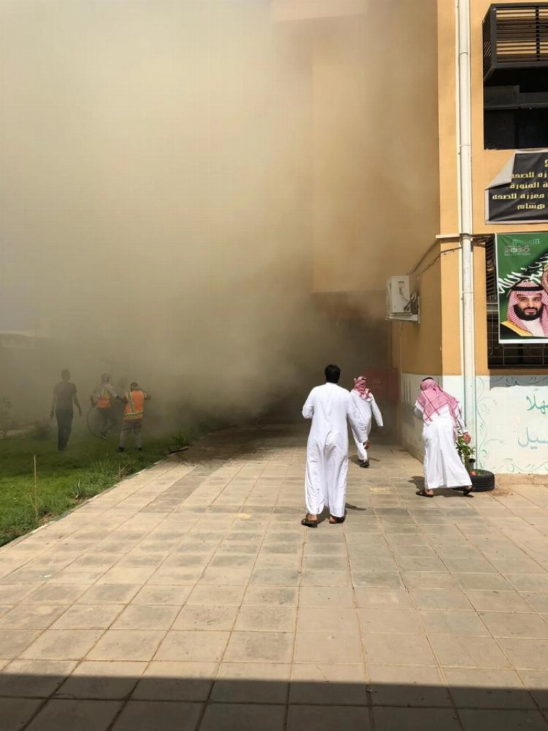 رجال إطفاء أثناء إخماد الحريق أمس (مكة)