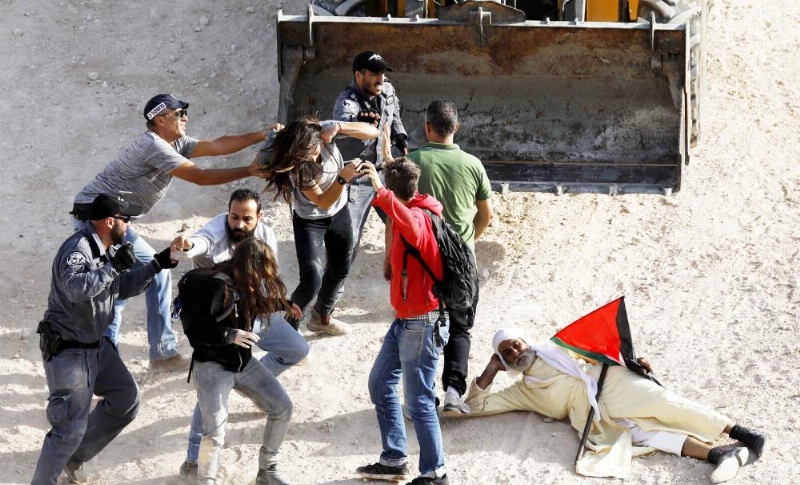 فلسطينيون يشتبكون مع عناصر شرطة إسرائيليين (د ب أ)