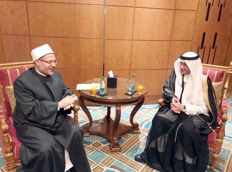 يوسف العثيمين وشوقي علام خلال لقائهما (واس)