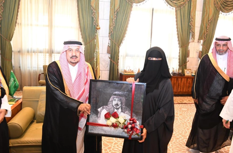 فيصل بن بندر يتسلم هدية خلال استقباله أعضاء مجلس الجمعية (واس)