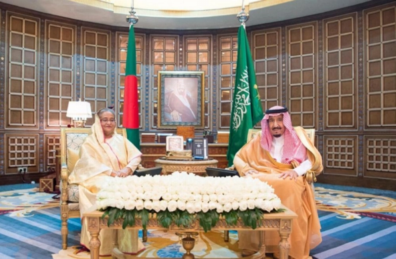الملك سلمان وحسينة واجد خلال جلسة المباحثات بالرياض (واس)