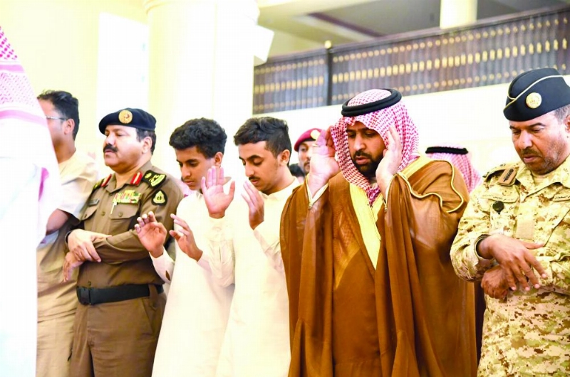 محمد بن عبدالعزيز يتقدم المصلين على أحمد مجلي (واس)