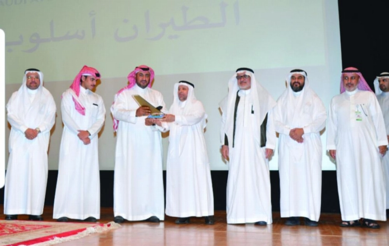 فهد بن مشعل يتسلم هدية من عبدالرحمن اليوبي (مكة)