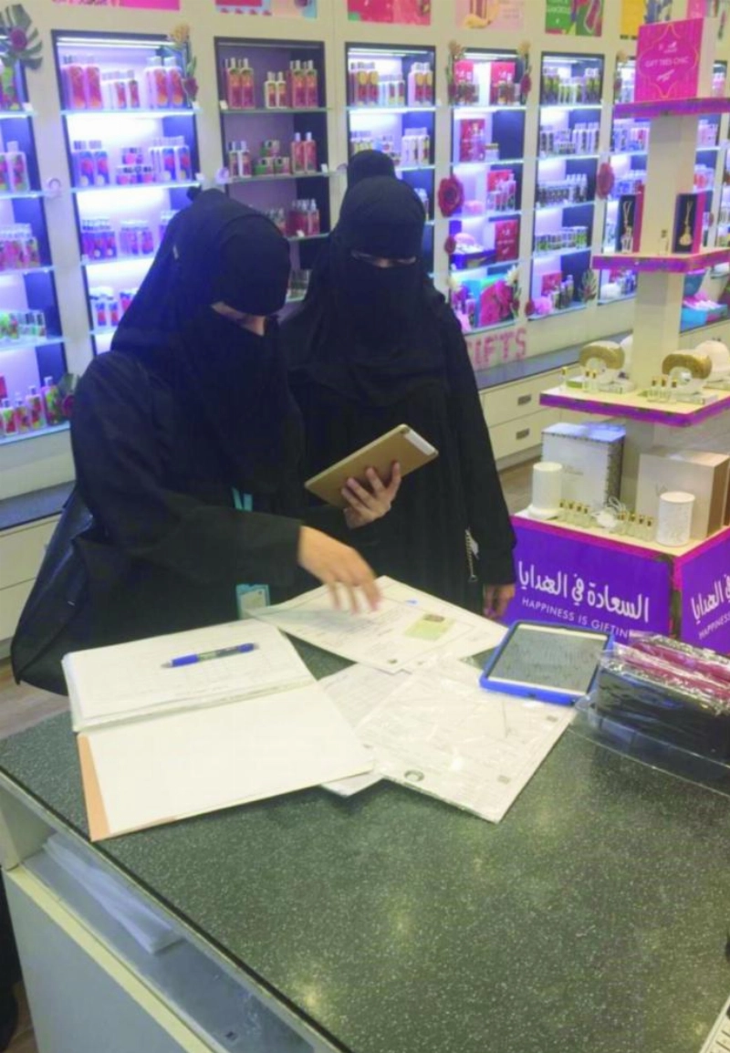مفتشتان في أحد المحلات (وزارة العمل)