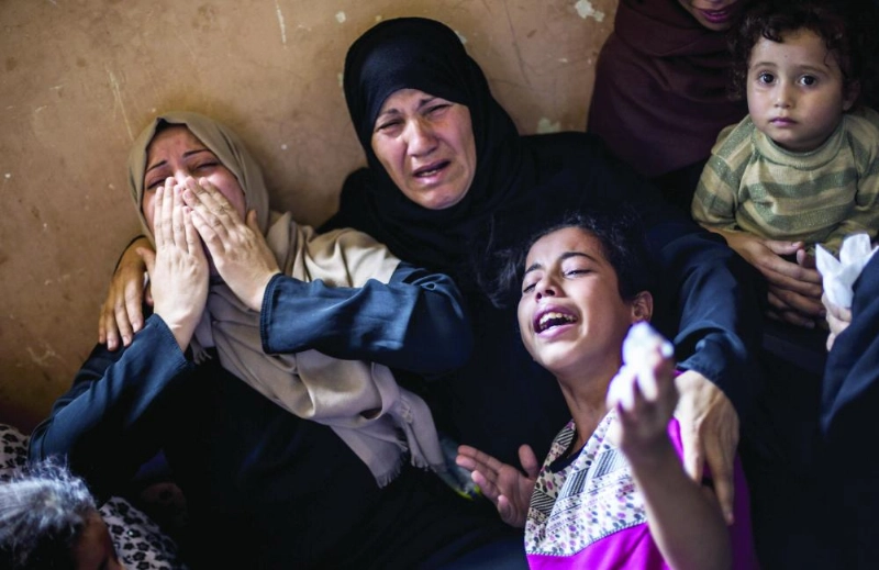 أسرة فلسطينية تتألم على فقد عائلها (د ب أ)