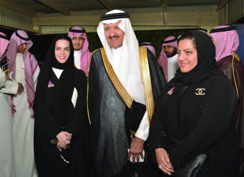 سلطان بن سلمان مع عضوتي مجلس الإدارة الرماح والتركي (مكة)