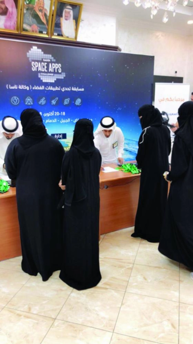 مشاركات يسجلن في التحدي (مكة)