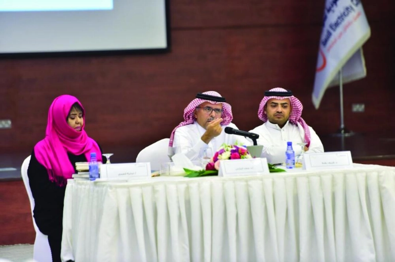 سعد البازعي متحدثا في الملتقى الثقافي (مكة)