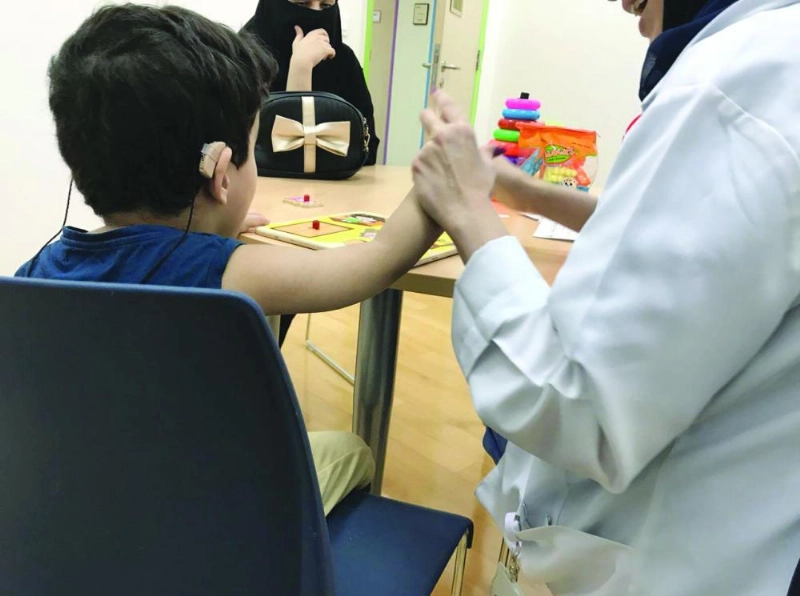 طفل يخضع للعلاج التأهيلي بأحد المراكز (واس)