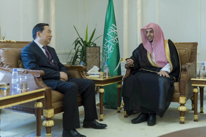 سعد السيف خلال استقباله شونغ شونغوا أمس في الرياض (مكة)