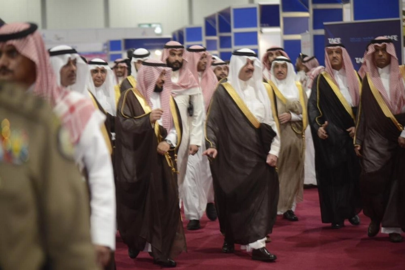الأمير خلال جولة بمعرض الوظائف بعد افتتاحه أمس (مكة)