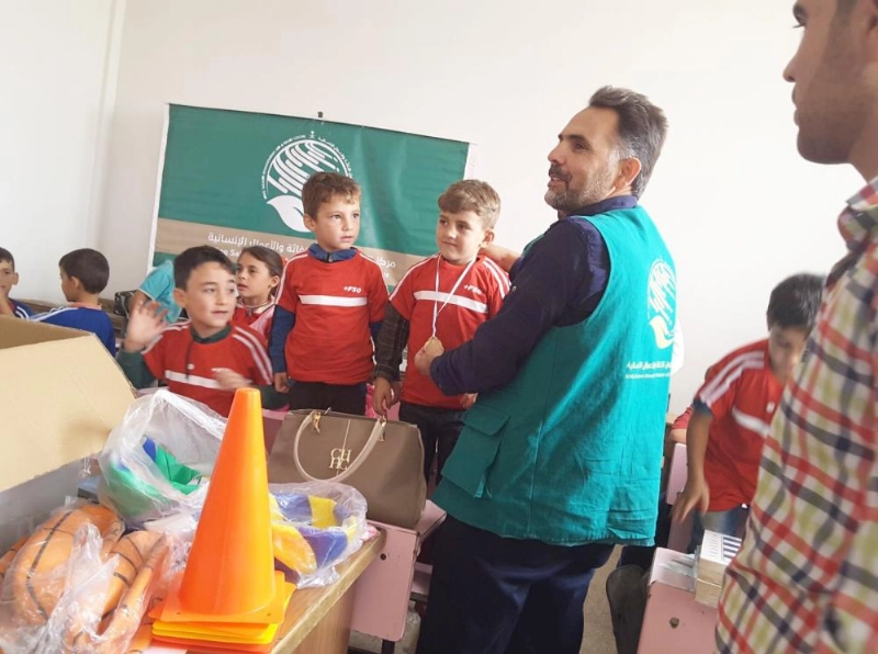 توزيع حقائب على الأطفال في حلب (واس)