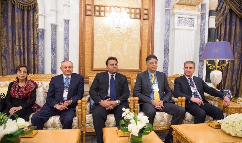 عدد من المسؤولين الباكستانيين