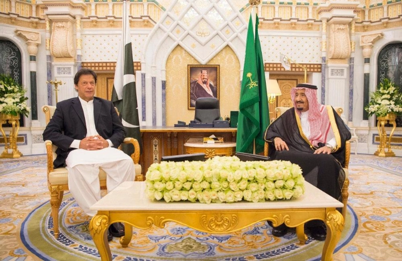الملك سلمان خلال لقائه عمران خان في قصر اليمامة بالرياض (واس)