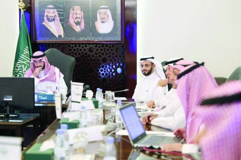عبدالله بن بندر لدى ترؤسه الاجتماع (واس)