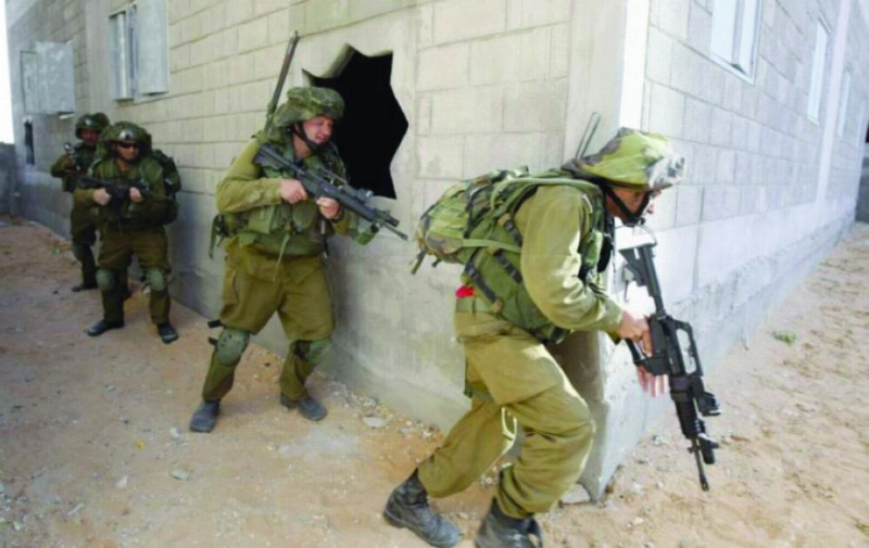 الاحتلال يداهم المنازل الفلسطينية (تويتر)