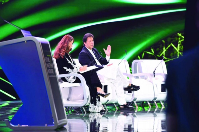 خان خلال حديثه في المنتدى