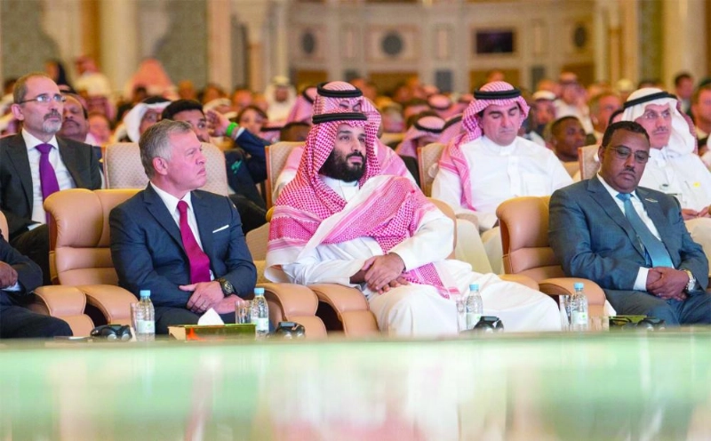 ولي العهد وملك الأردن يتوسطان حضور المنتدى (واس)