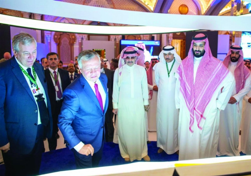 الأمير محمد بن سلمان أثناء متابعة حلقة النقاش