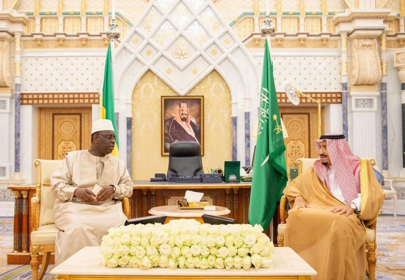 الملك سلمان خلال لقائه رئيس السنغال في قصر اليمامة بالرياض (واس)