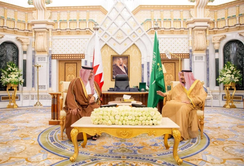 الملك سلمان خلال لقائه ولي عهد البحرين