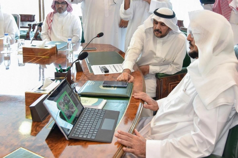 عبداللطيف آل الشيخ خلال تدشين مركز الاتصال الموحد أمس (واس)