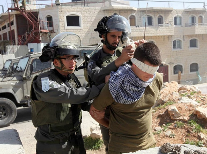 قوات الاحتلال تواصل اعتقال الفلسطينيين (تويتر)