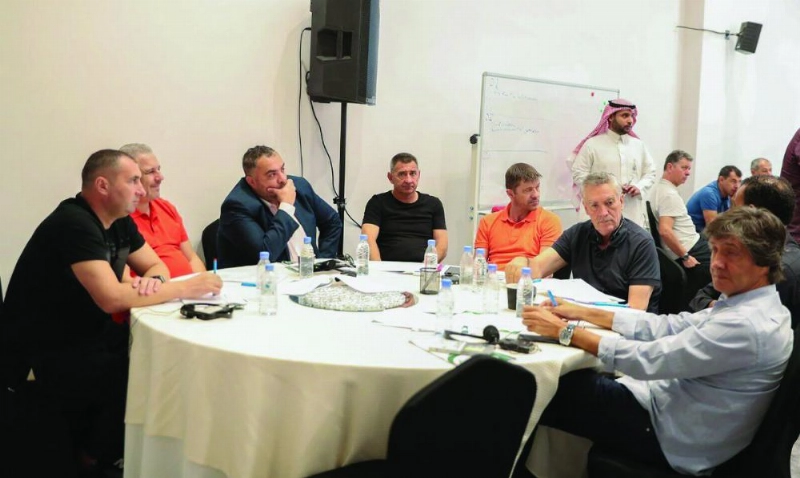 عدد من المدربين خلال ورشة اتحاد القدم (مكة)