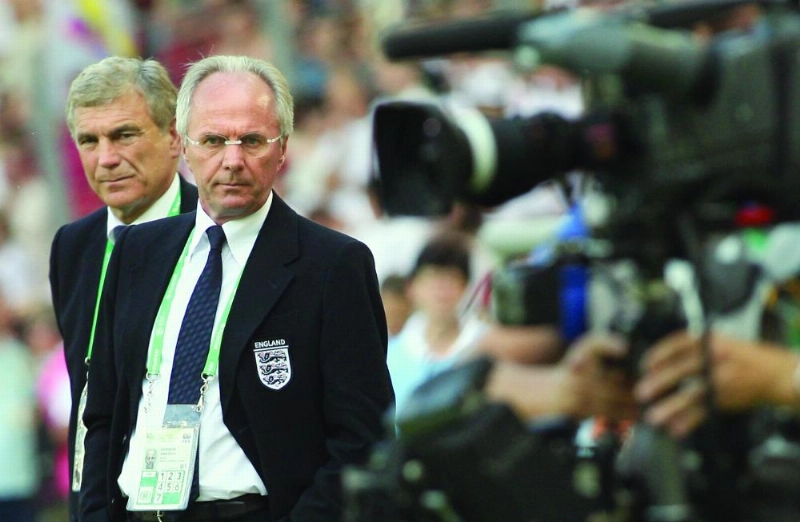 Trevor Brooking (L-behind), England's Fo