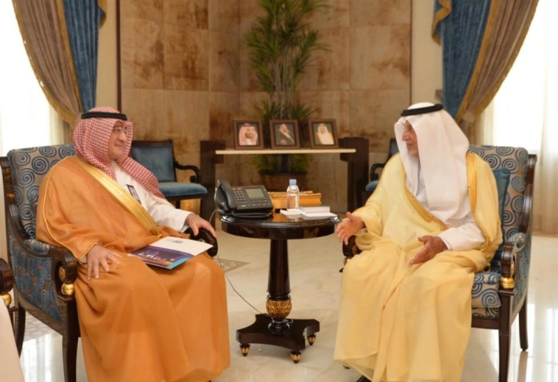 خالد الفيصل خلال لقائه صالح التركي (مكة)