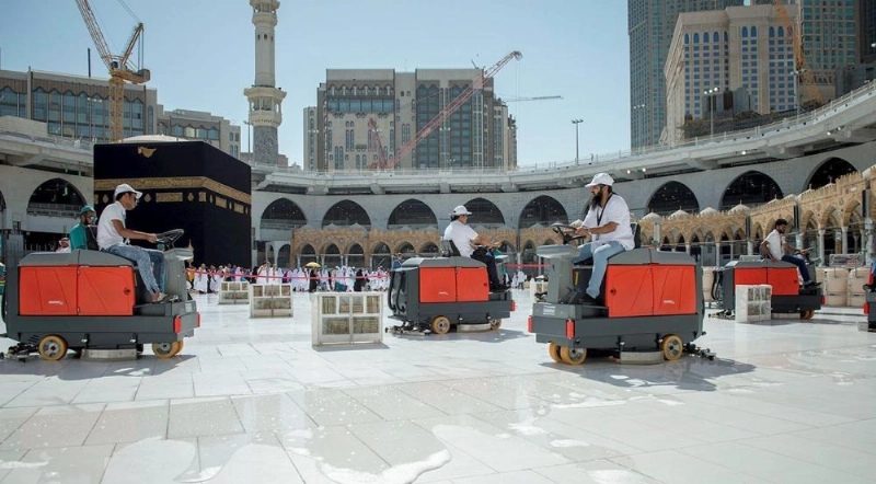 شباب سعوديون يعملون على عربات النظافة (واس)