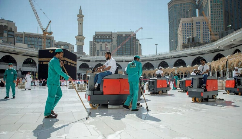 شباب سعوديون يعملون على عربات النظافة (واس)