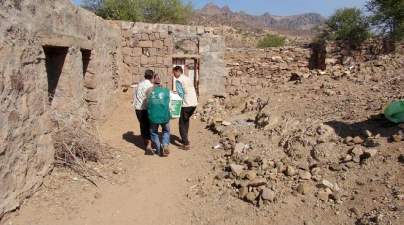 سلال غذائية سعودية في مدينة الغيظة (واس)