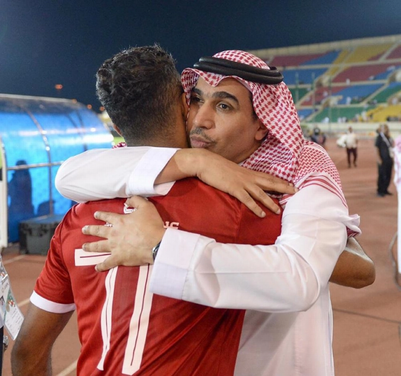حاتم خيمي مباركا لأحد لاعبيه الفوز على أحد (إعلامي الوحدة)