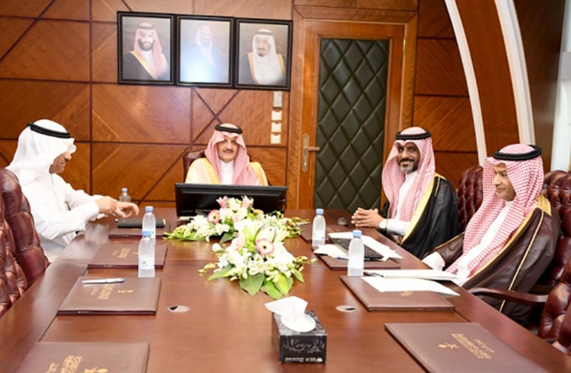 سعود بن نايف خلال لقائه فهد الداود (مكة)